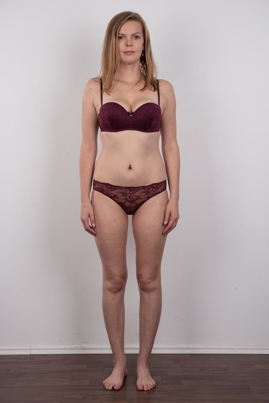 Lenka, beauty amatoriale, si spoglia totalmente dei jeans, mostrando da vicino i suoi capezzoli grandi e invitanti. - 7