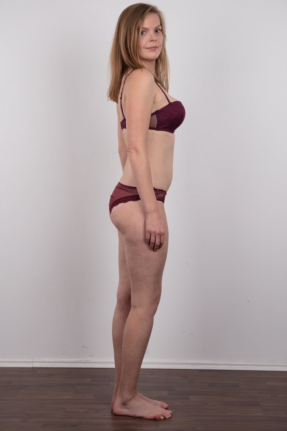 Lenka, beauty amatoriale, si spoglia totalmente dei jeans, mostrando da vicino i suoi capezzoli grandi e invitanti. - 8