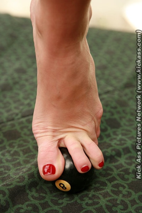 Seductive brunette MILF Taryn Thomas unveils bare toes before presenting her round, inviting ass in sensual detail - 12