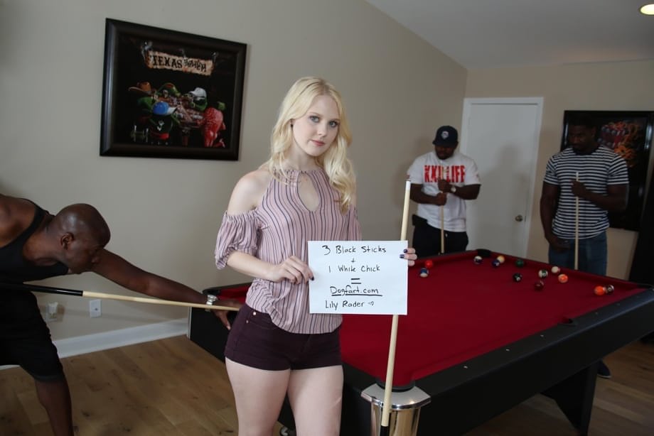Lily Rader viene scopata selvaggiamente a gangbang da enormi cazzi neri dopo un provocante preliminare al bordo della piscina - 1