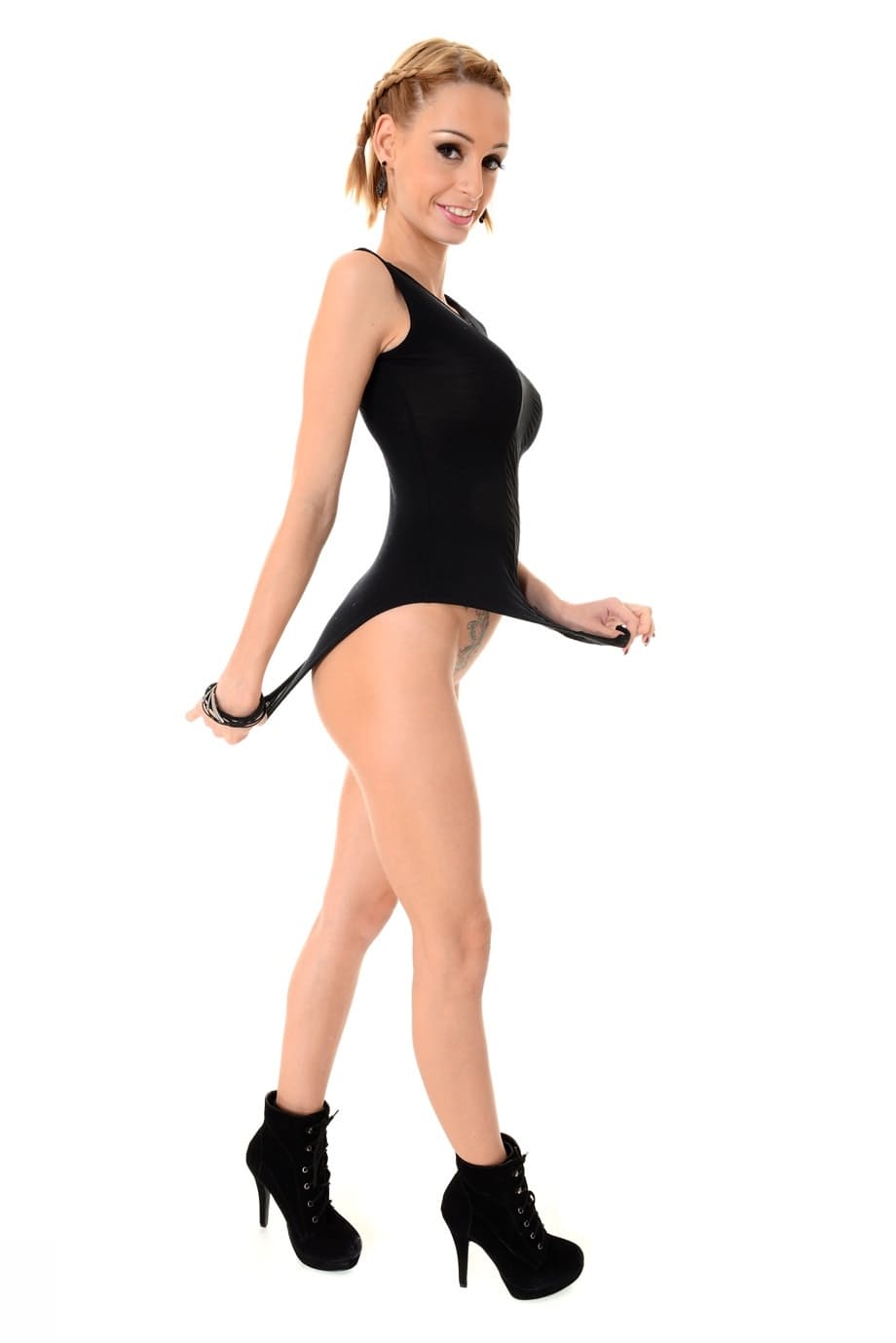 L'affascinante Erica Fontes allarga le gambe e si masturba infilando le dita nella sua passerina fradicia dopo essersi spogliata - 2