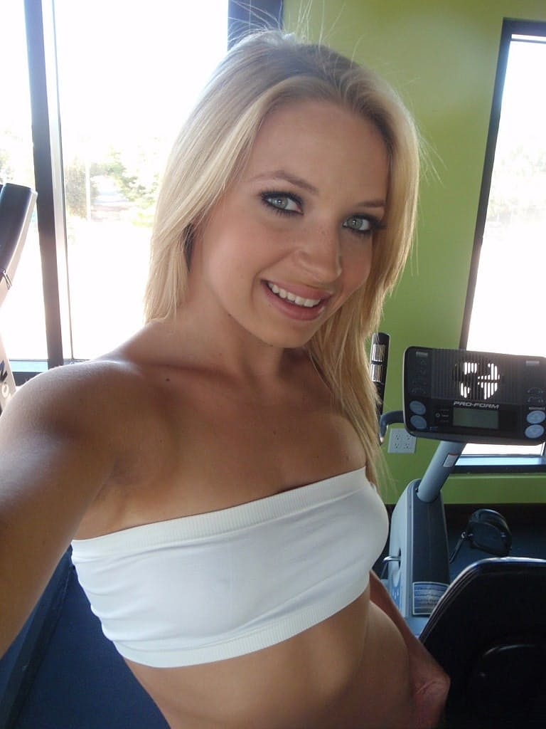 La magnifique blonde Alyssa Branch expose des selfies intimes, posant de manière séduisante entièrement nue. - 7