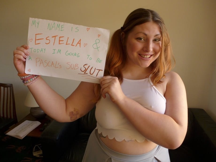 Estella Bathory sfoggia le sue curve abbondanti mentre scopre i seni enormi e si spoglia in modo provocante con i calzini velati - 12