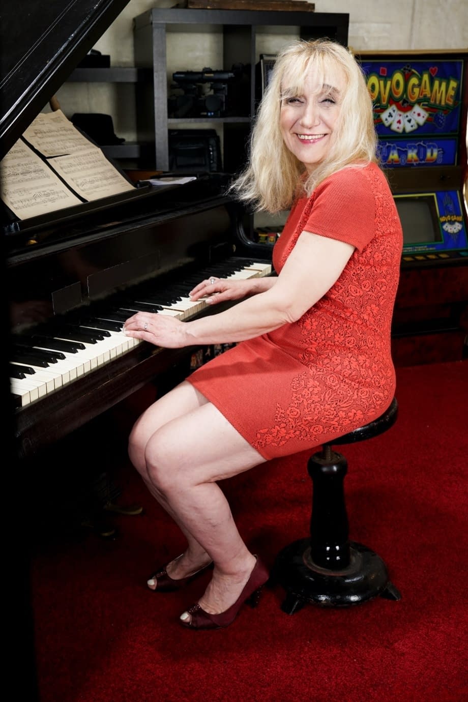 Nanney the seductive blonde granny piano teacher offers her tight ass to a horny student - 2