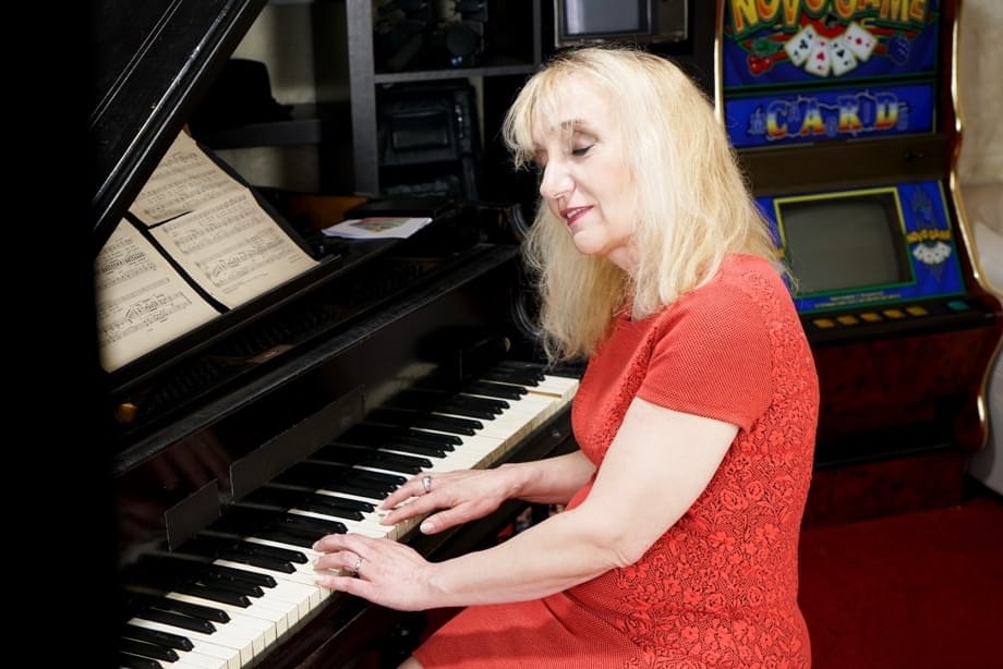 Nanney the seductive blonde granny piano teacher offers her tight ass to a horny student - 3