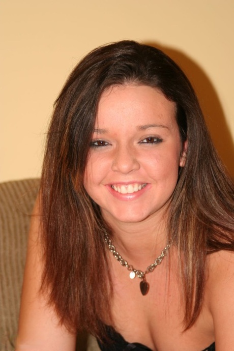 Mira a Riley Winters exponer juguetonamente su coñito pequeño antes de desnudarse - 2