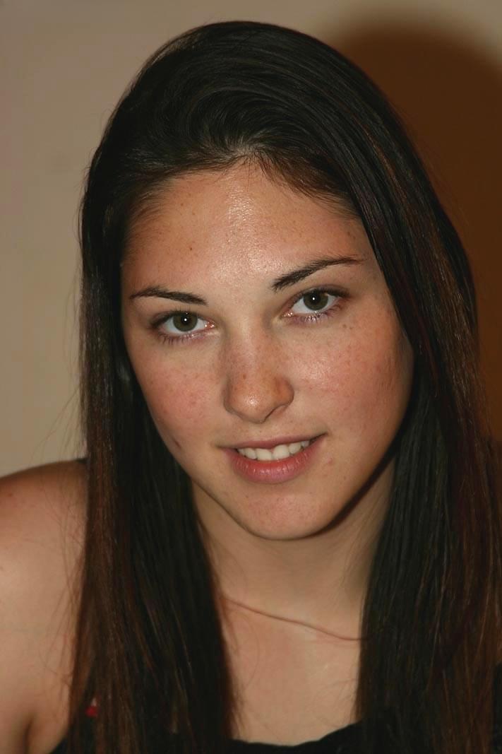 Brunette amateur Mia shows her moist pussy while removing her bikini