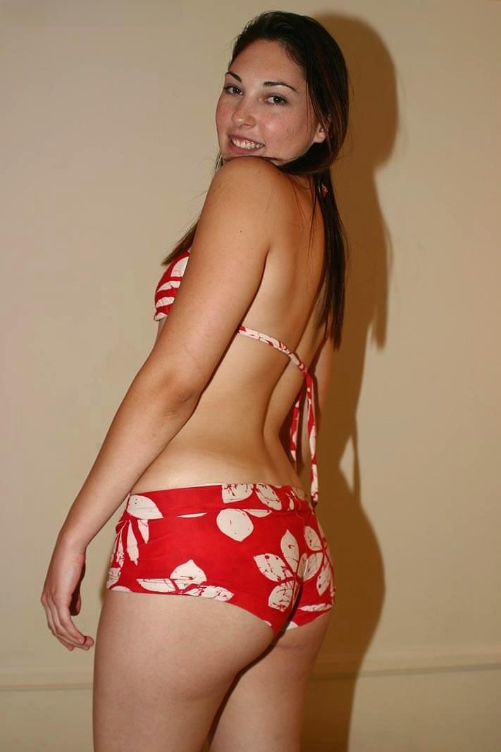 Mia se quita el bikini provocándole, mostrando su coño jugoso y brillante - 5