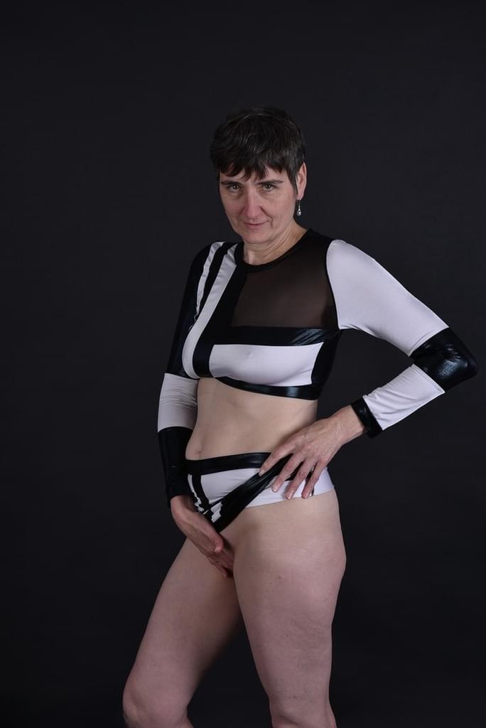 Claudia Dark revela enormes tetas de abuela y coño mojado - 10
