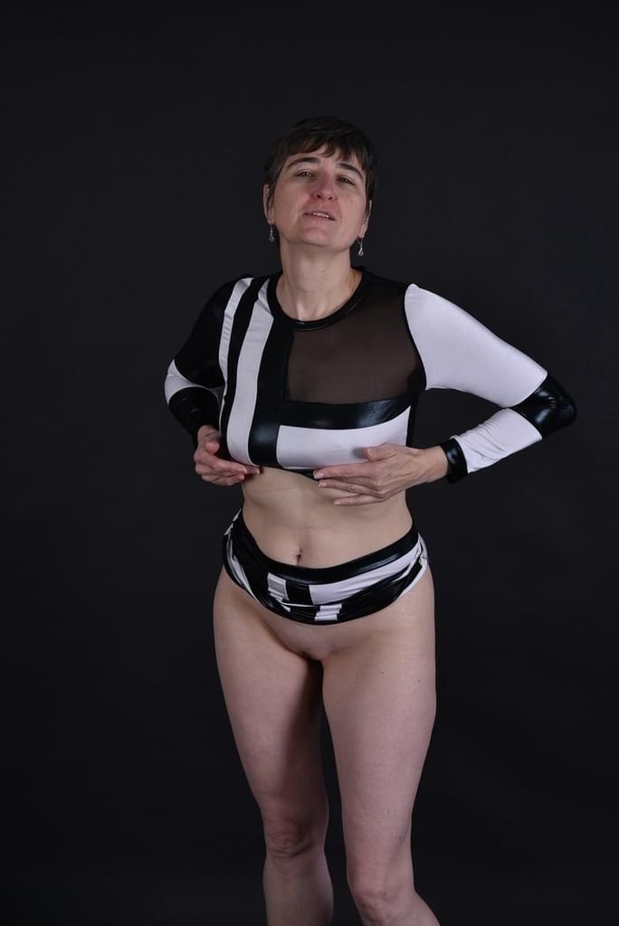 Claudia Dark revela enormes tetas de abuela y coño mojado - 12