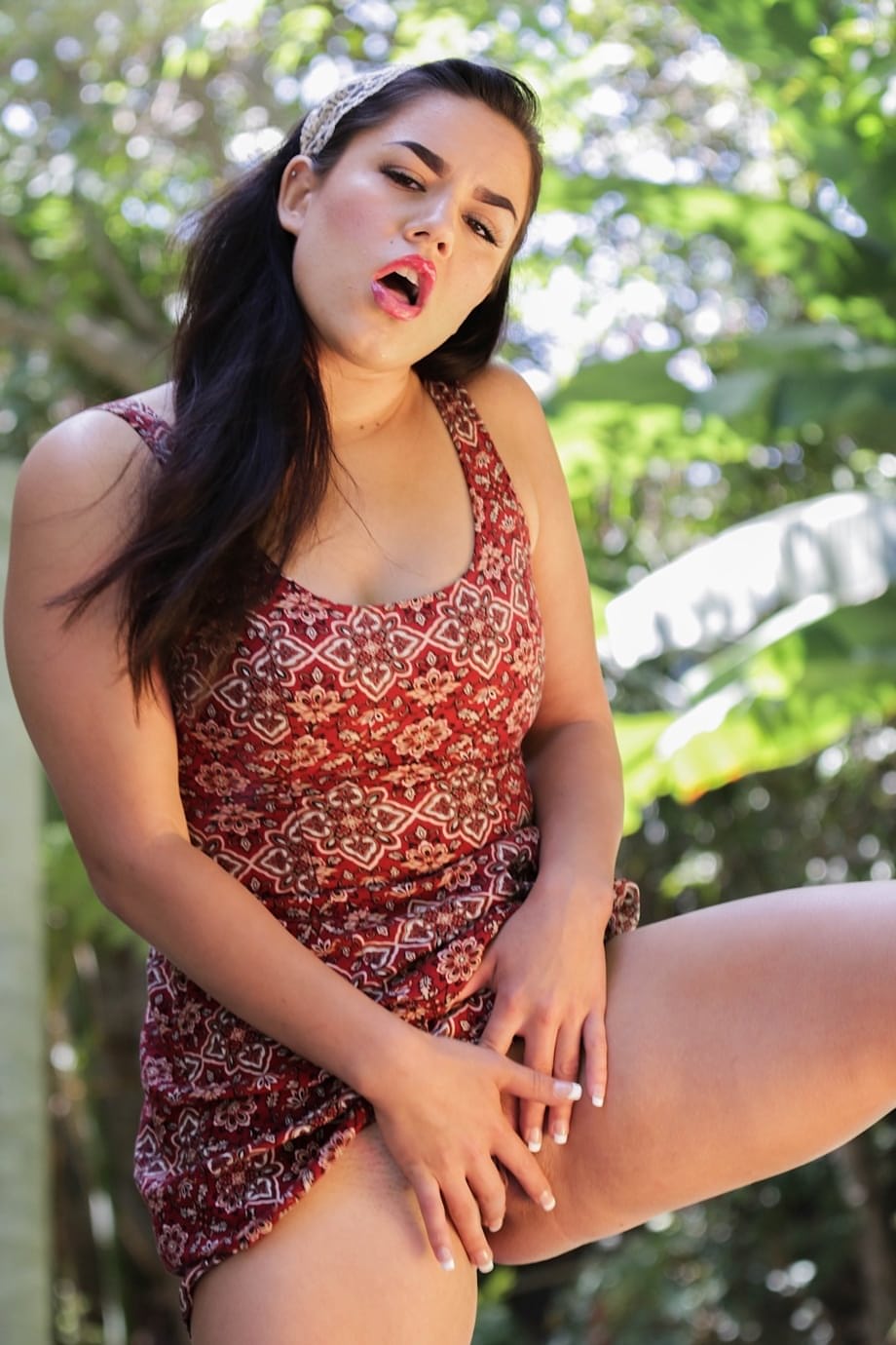 Monica Sage se desnuda completamente y se mete atrevidamente los dedos en el culo al aire libre - 13