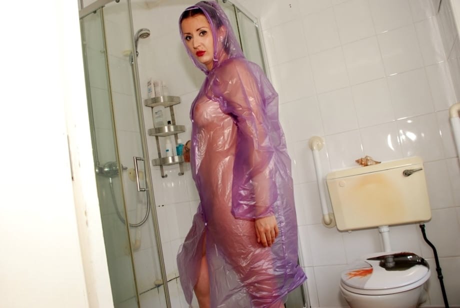 Sous la pluie et en solo, Jess s’adonne au plaisir sous la douche dans son imperméable transparent - 6