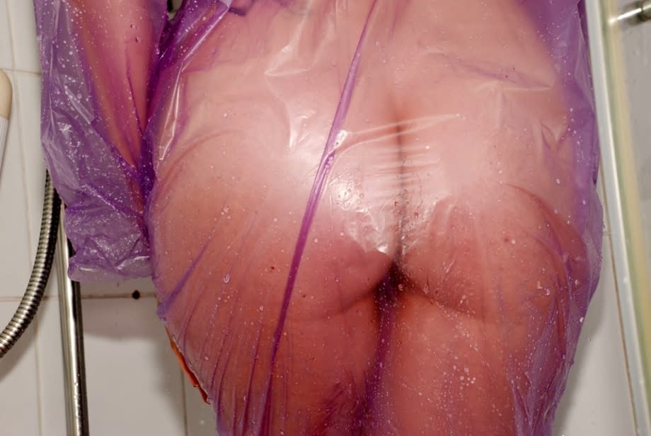 Sous la pluie et en solo, Jess s’adonne au plaisir sous la douche dans son imperméable transparent - 14