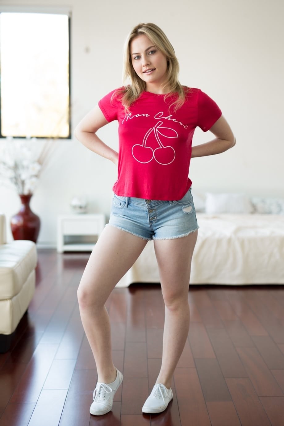 Britney Light's slow seductive striptease leaves her completely naked on the bed - 1