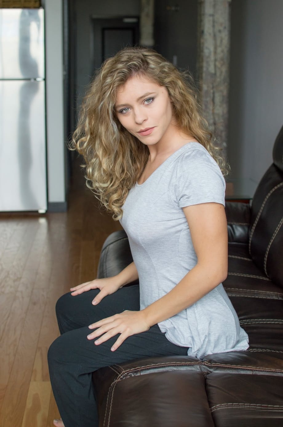 Alice Antoinette dévoile son corps nu et voluptueux lors d’un premier photoshoot explicite mettant en valeur sa chevelure bouclée. - 1