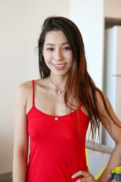 La sensuale Abbie si siede su un dildo a doppia estremità per forti spinte selvagge - 1