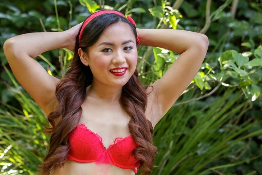Phoebe Kalib se déshabille entièrement nue dans la cour arrière, devenant cochonne comme une hotteuse asiatique - 3