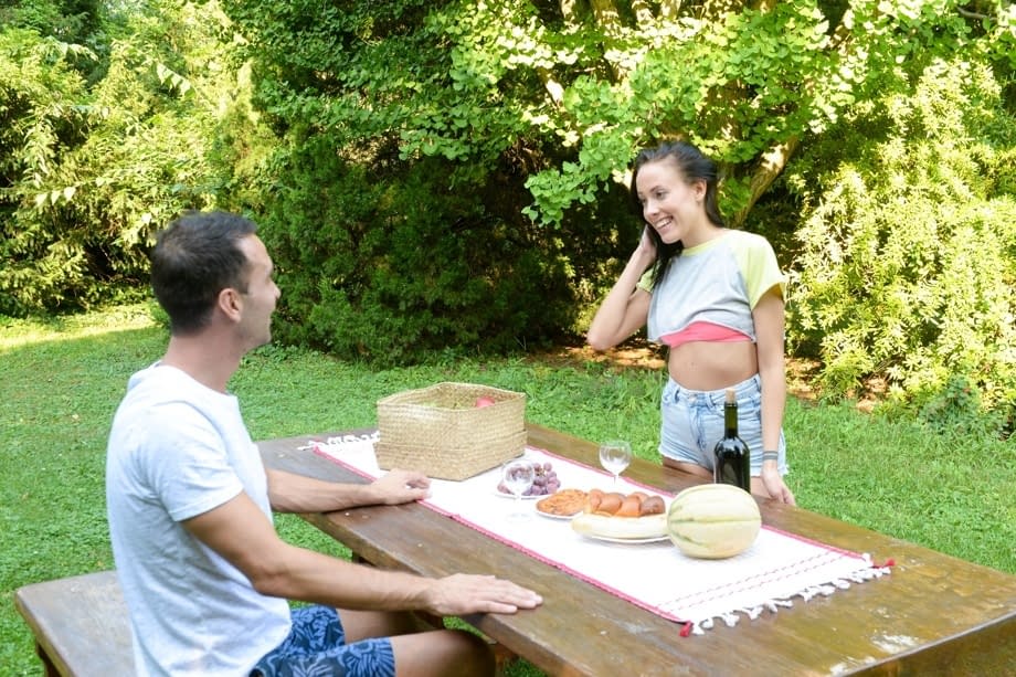 Lexi Layo dai capelli corvini inghiotte avidamente densa sborra su un tavolo da picnic all'aperto - 1
