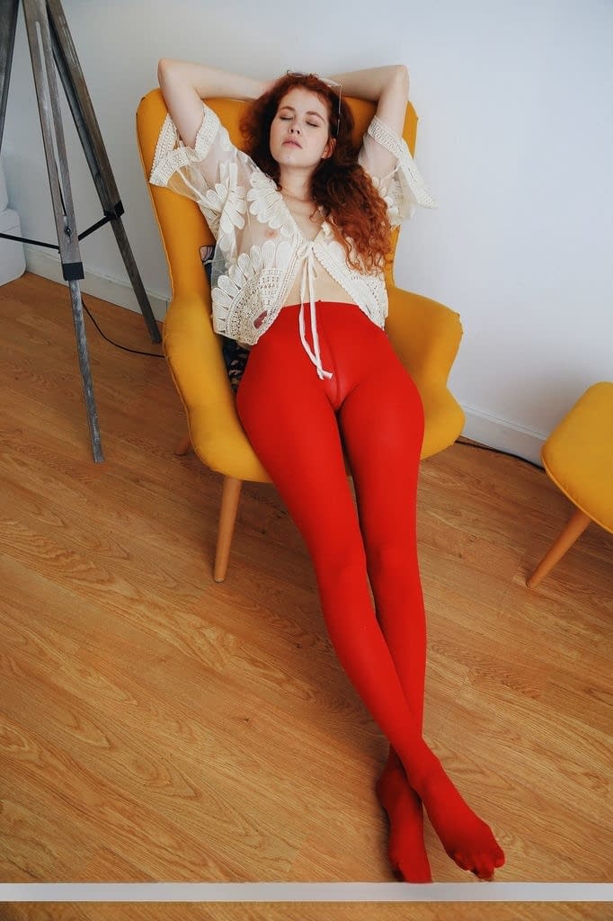 Heidi Romanova se quita su leotardo rojo, exponiendo su coño afeitado - 3