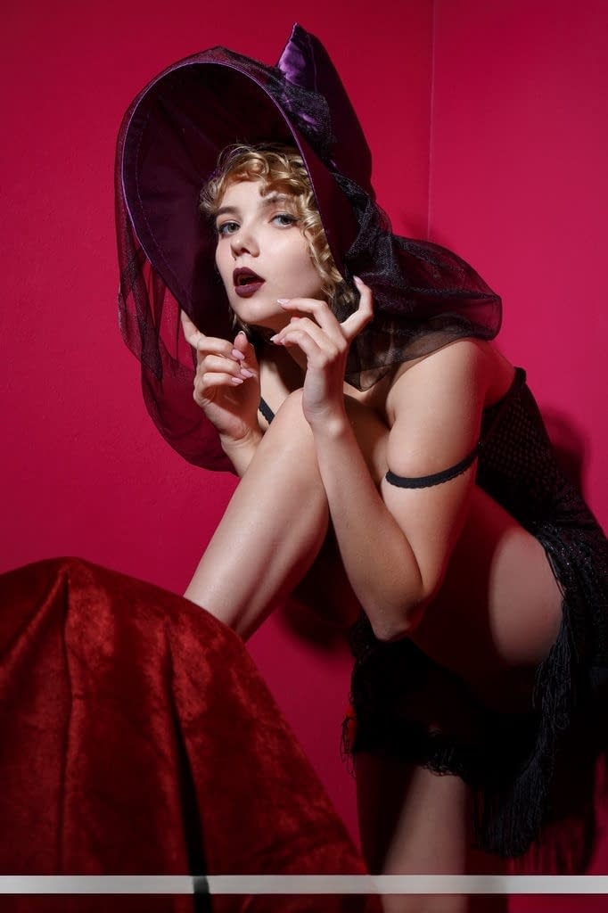La belle ado nue Chanel est assise sensuellement en bas, exposant toutes ses courbes juvéniles - 2