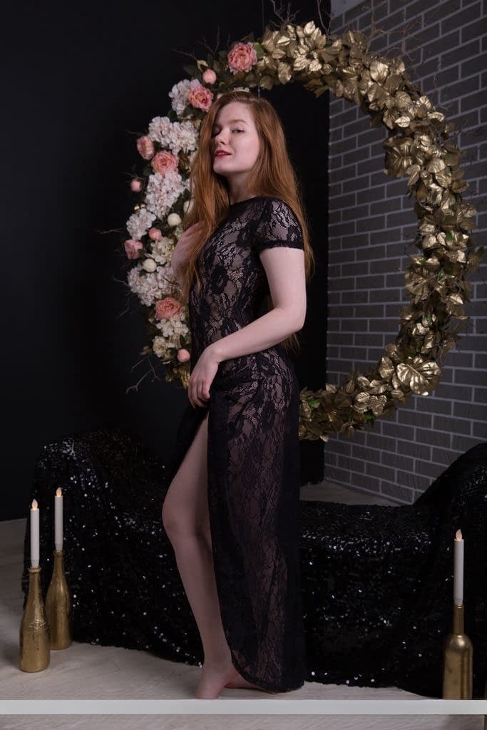 Anicka exhibe sin pudor su coño bien recortado y sus curvas tonificadas en una exhibición íntima de adolescente a solas - 3