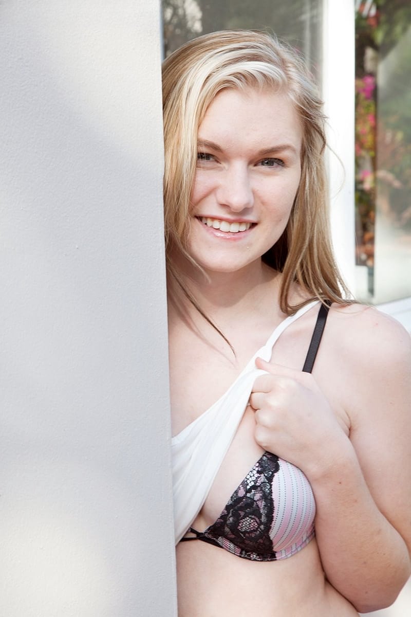 Jessie Young exhibe son corps chaud en dévoilant un tease alléchante du décolleté latéral - 9