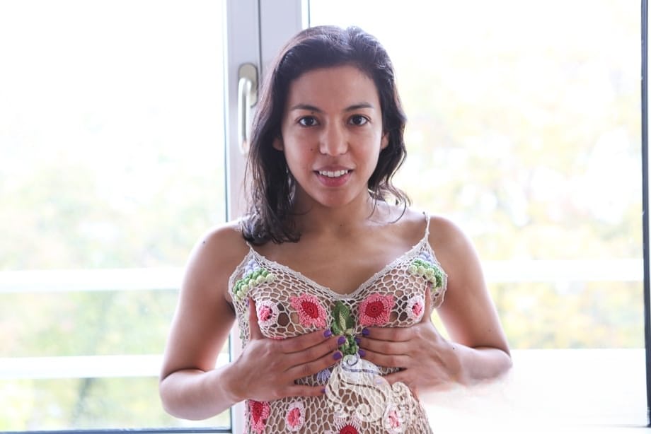 La sensuale Lina Bembe si spoglia completamente prima di accarezzare la sua calda fica latina davanti a una finestra illuminata dal sole. - 1