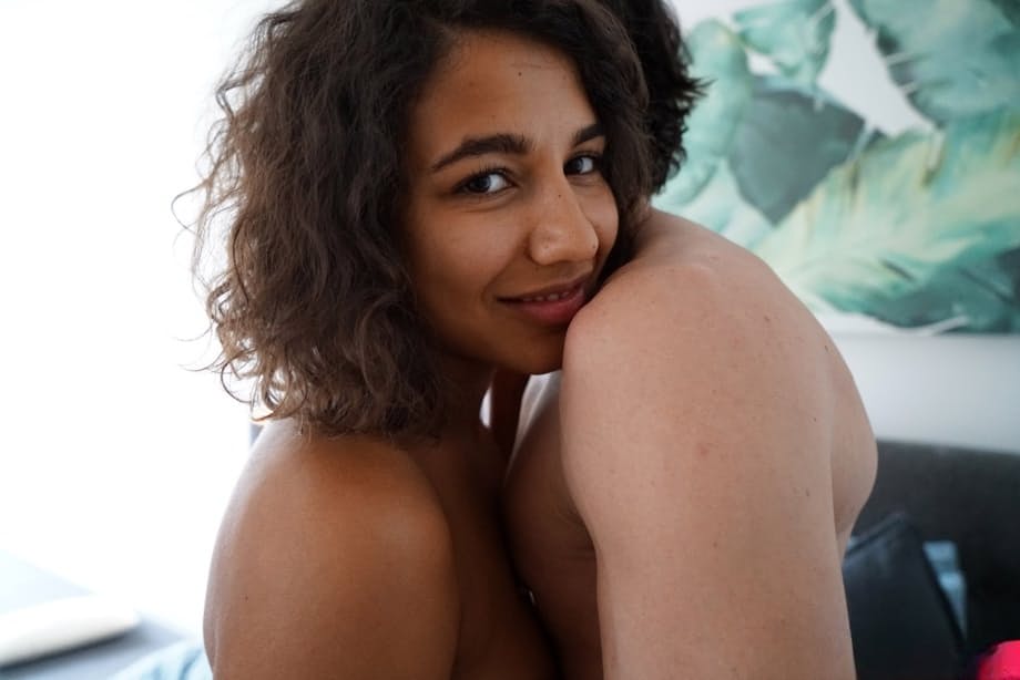 Rubi Valentine aguiche son cul de Latina gainé d'un thong avant une relation sexuelle hardcore passionnée - 2