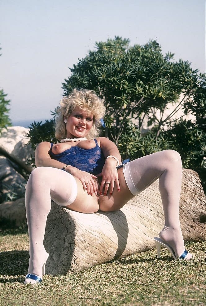 Ginger Lynn's dual backyard pounding ends with massive facial glazing - 2