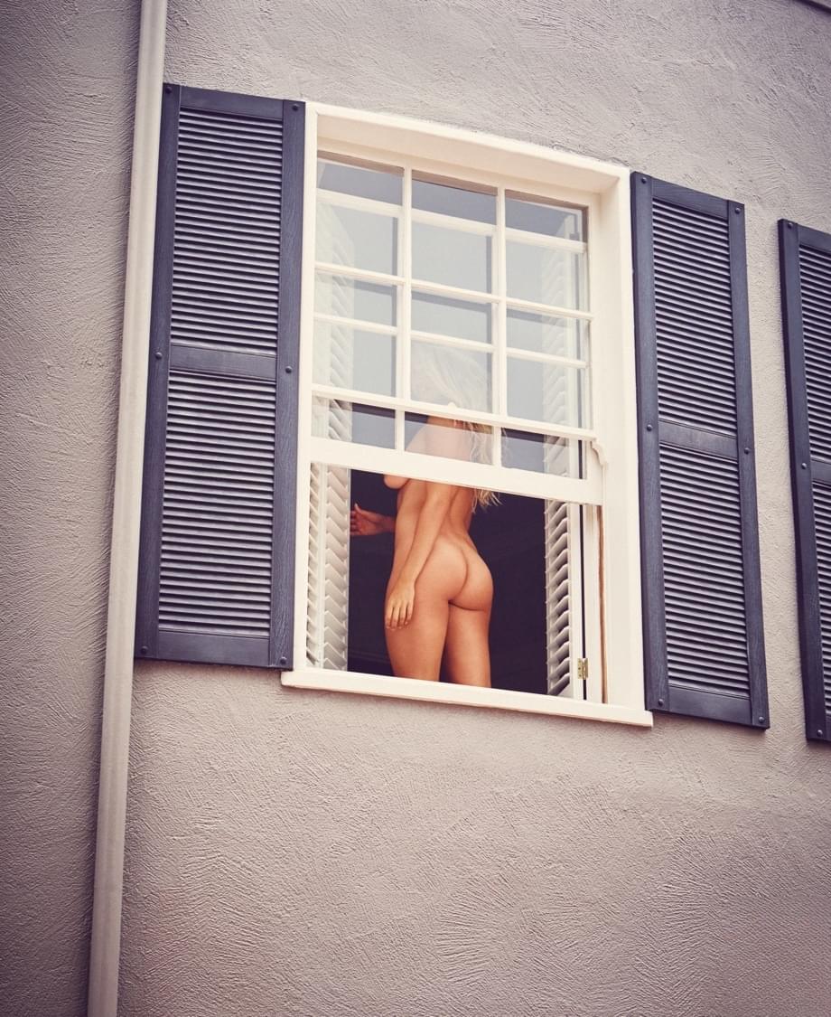 Observa a la hermosa rubia Megan Moore hacer esnórquel desnuda y provocársela a los espectadores sedientos de polla con intensidad salvaje - 2