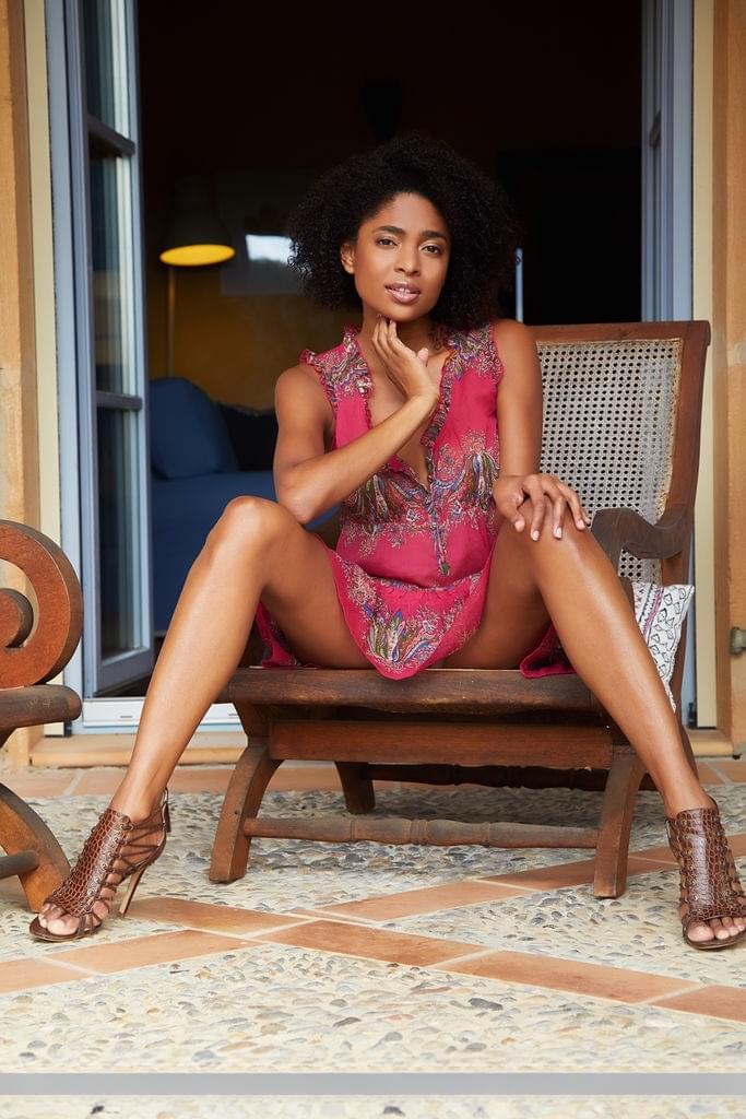 Sultry Brazilian star Luna Corazon spreads toned legs and reveals her dripping ass and smooth pussy - 2
