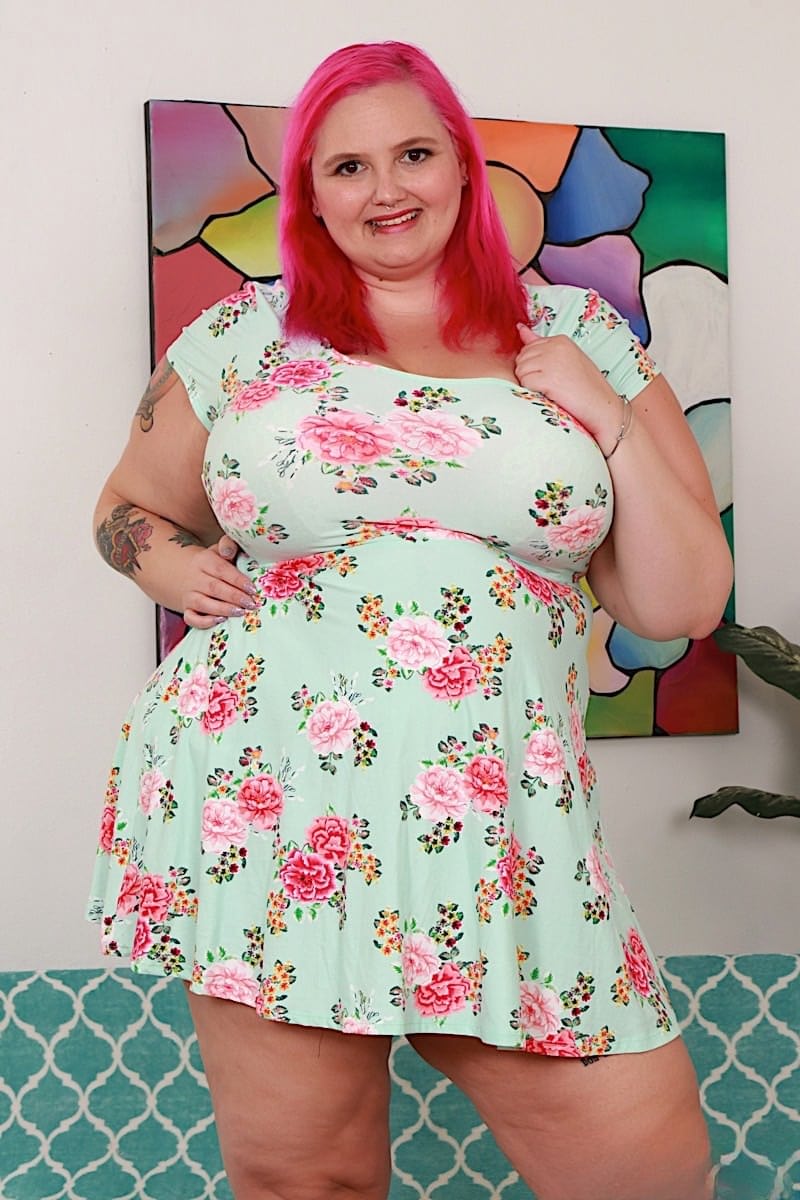 Obese woman with dyed hair Sara Star parts her snatch after getting butt naked