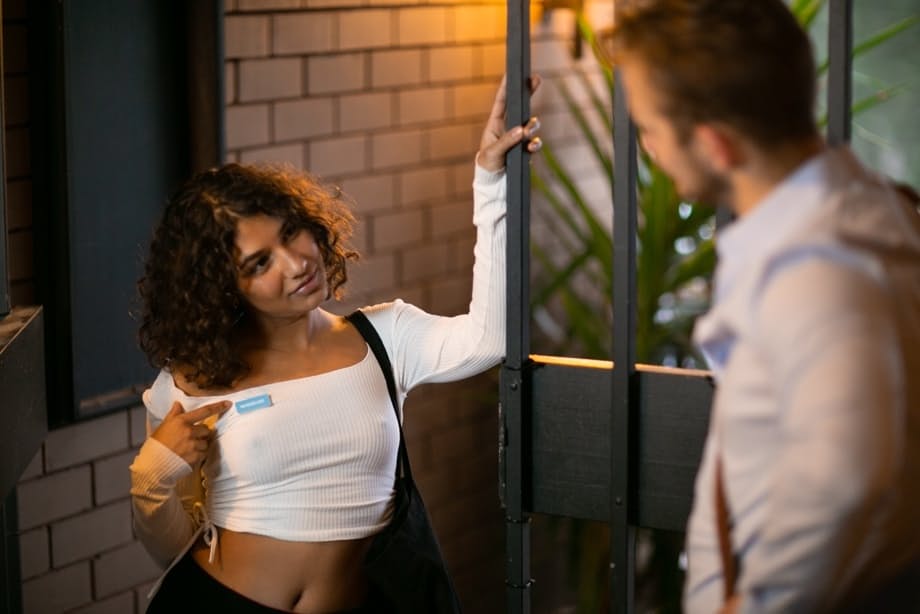 La plantureuse Rubi Valentine aux cheveux bouclés donne un massage nu ultra sensuel qui se termine en une baise intense et brute - 1
