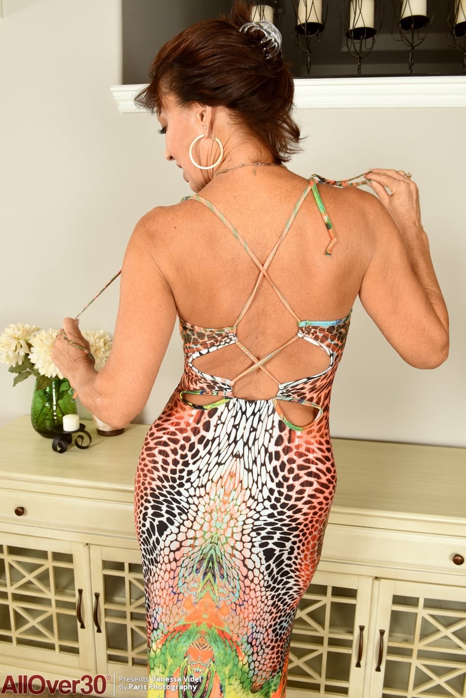 La cochonne Vanessa Videl, mère mature sexy de plus de trente ans, effeuille langoureusement son corps nu en exhibant ses gros seins ronds et fermes - 2