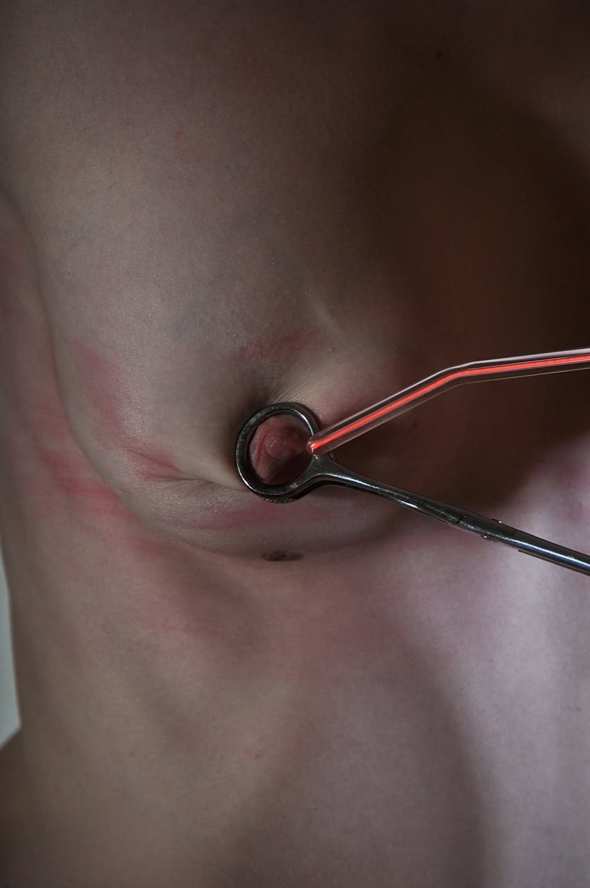 Tanata gémit à travers les gifles violentes sur le visage puis s'enfonce sur la queue en s'étouffant de façon soumise - 11