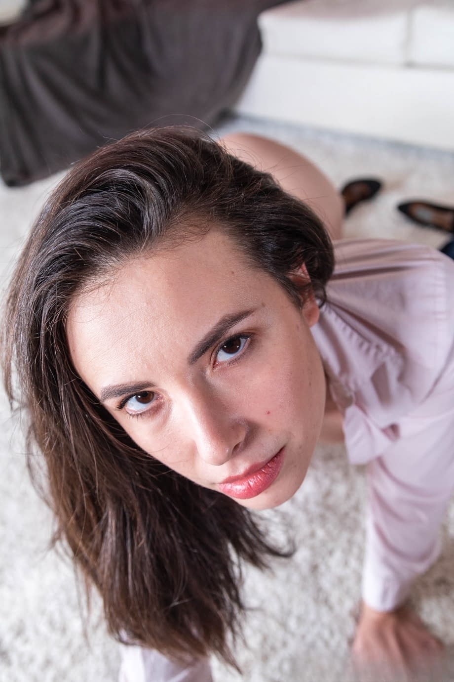 Casey Calvert se desnuda en su sala de estar, ansiosa por recibir una gruesa polla en POV - 2