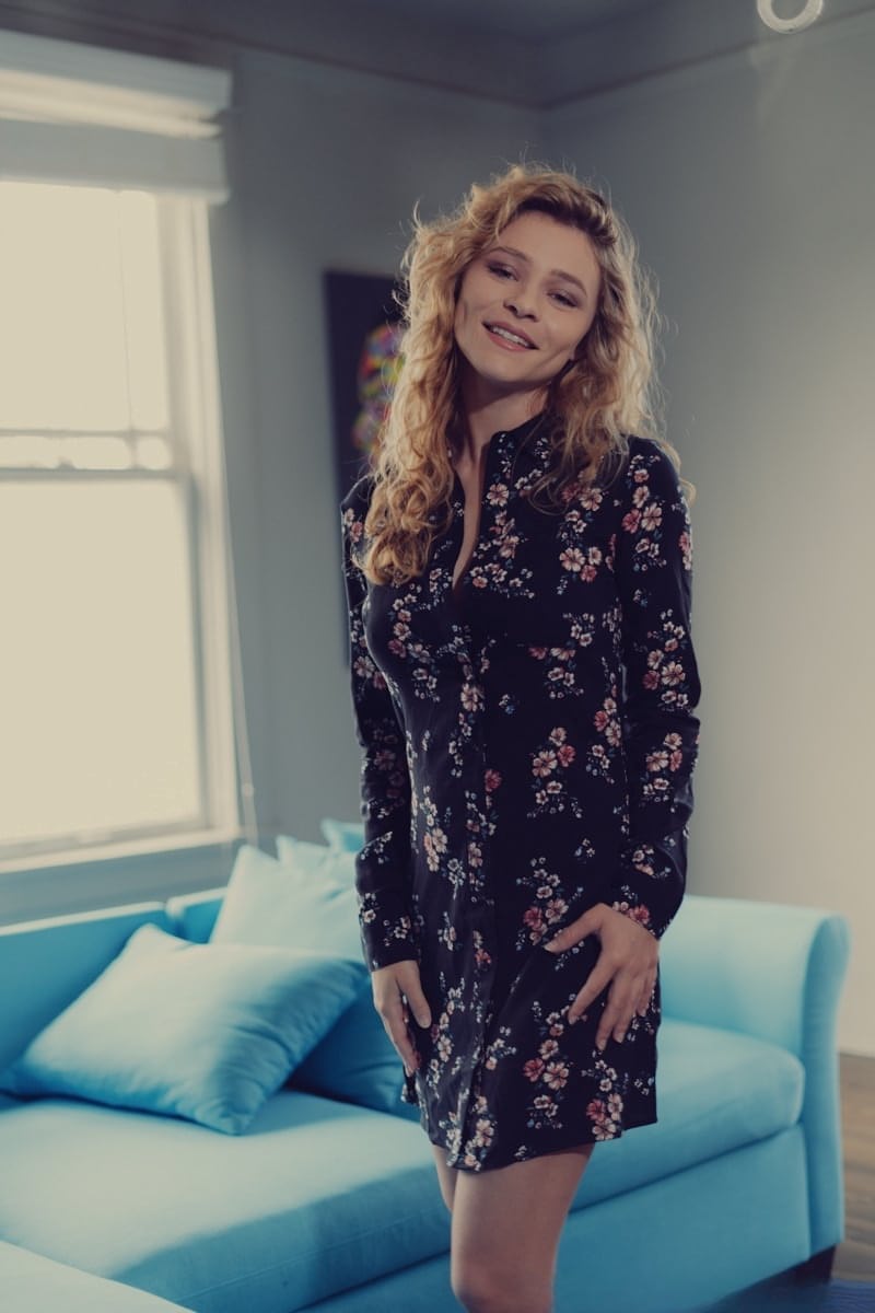 La splendida Alice Antoinette si spoglia completamente, posando nuda e seducente - 2