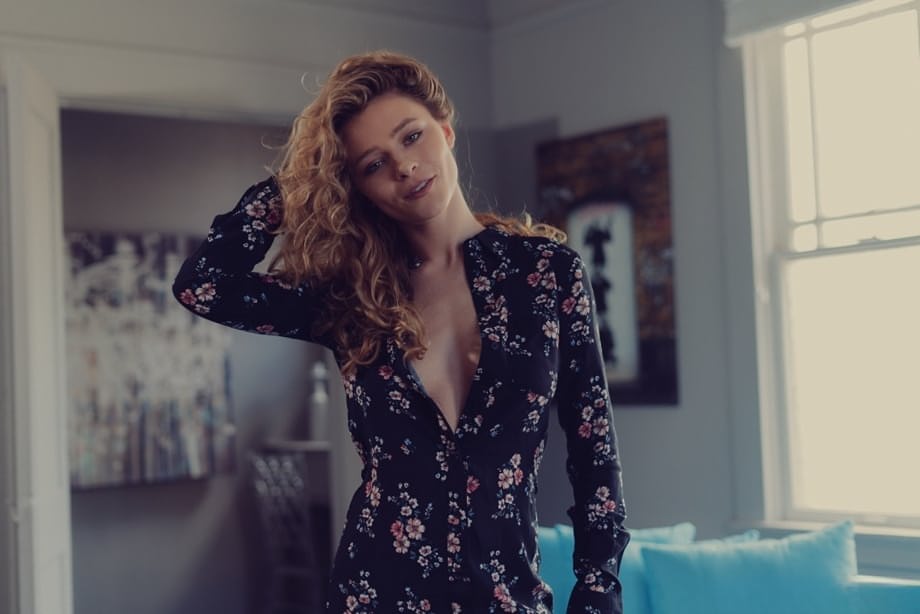La splendida Alice Antoinette si spoglia completamente, posando nuda e seducente - 4