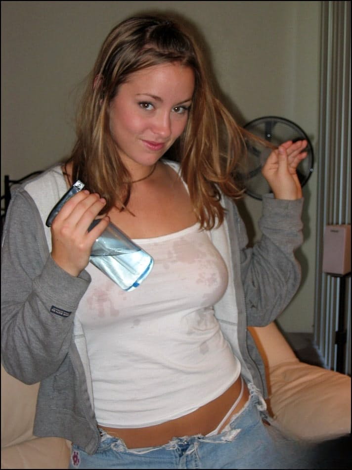 Mandy te presse la tentation avec ses tétons sensuels et ses gros seins nus - 1
