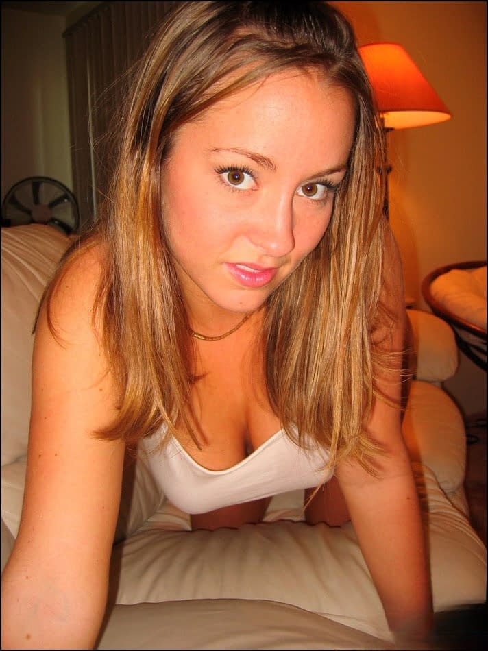 Mandy te presse la tentation avec ses tétons sensuels et ses gros seins nus - 8