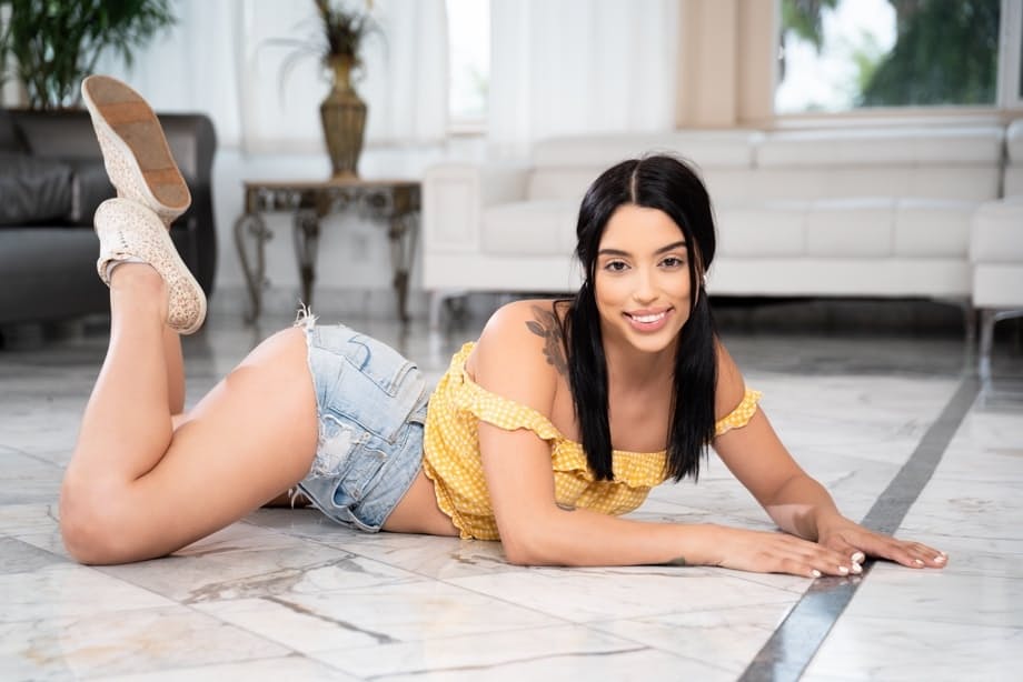 Vanessa Sky, striptease séducteur qui dévoile une peau douce se terminant en chaussures plates et couettes - 8