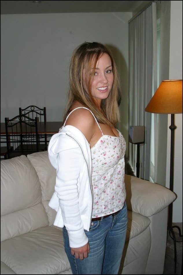 Mandy, moulée dans un jean ultra-moulant, provoque de ses sexy courbes d’amateur pendant un photoshoot à la belle poitrine. - 2