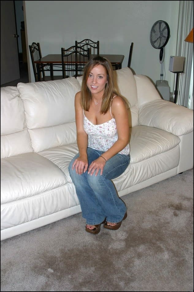 Mandy, moulée dans un jean ultra-moulant, provoque de ses sexy courbes d’amateur pendant un photoshoot à la belle poitrine. - 3