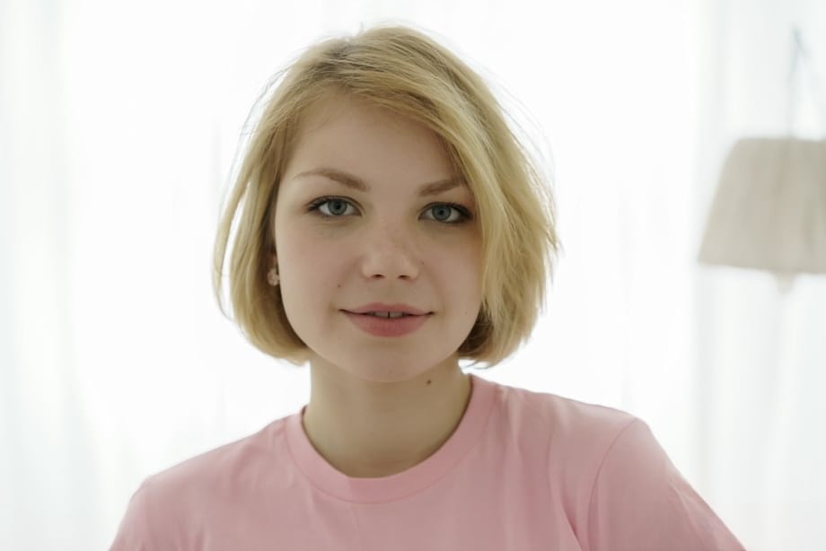 Blonde amatrice nue Carolin se fait plaisir en stimulant son sexe mouillé avec un sextoy tout en se masturbant - 6