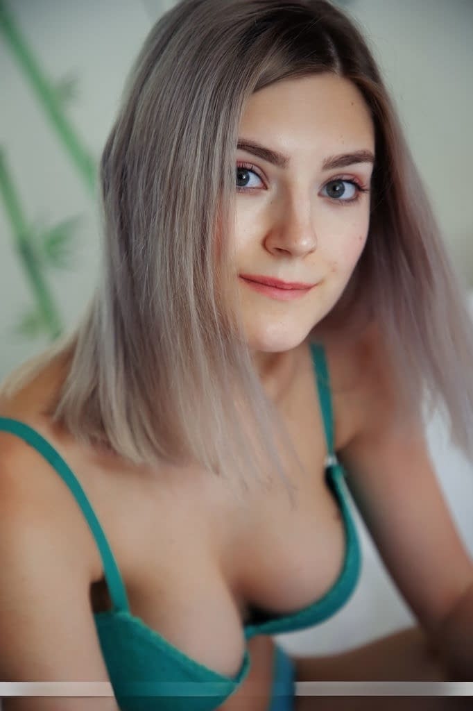 Eva Elfie se quita seductoramente el sostén y las bragas, dejando al descubierto su impecable cuerpo de adolescente sobre sábanas de seda. - 2
