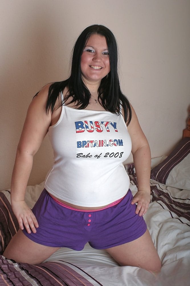 Kim B juguetea con Candy entre sus enormes y desnudos pechos - 1