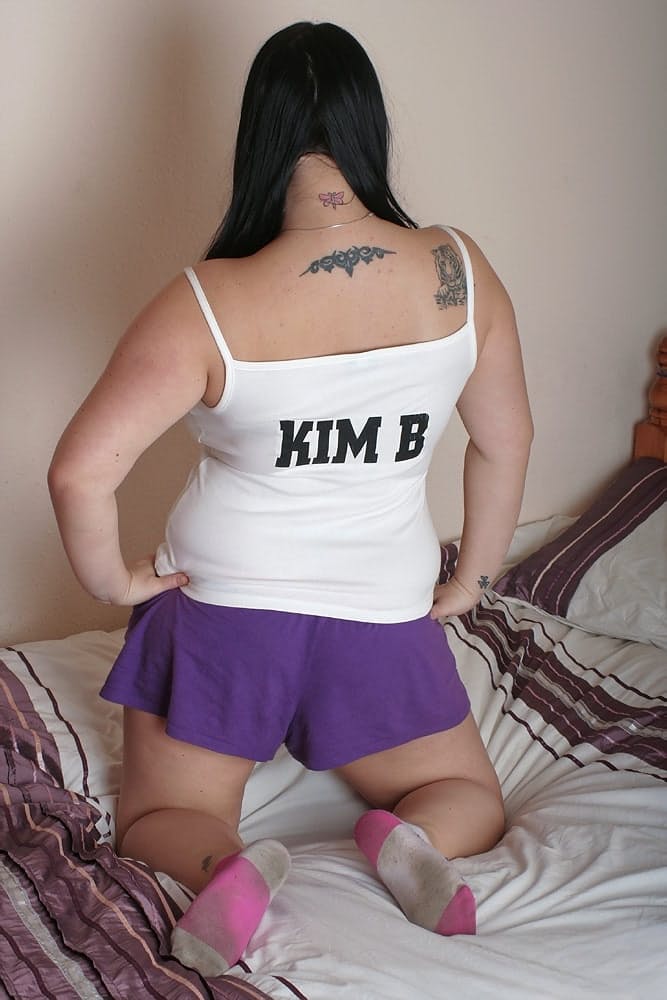 Kim B juguetea con Candy entre sus enormes y desnudos pechos - 2