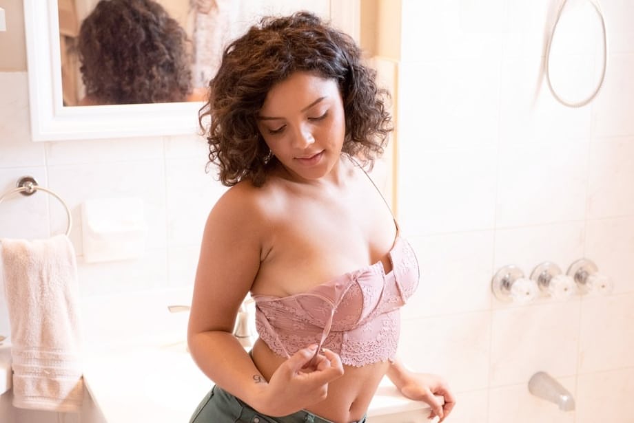 Ella Cruz muestra su jugoso trasero latino en una provocadora exhibición de debut desnuda - 3