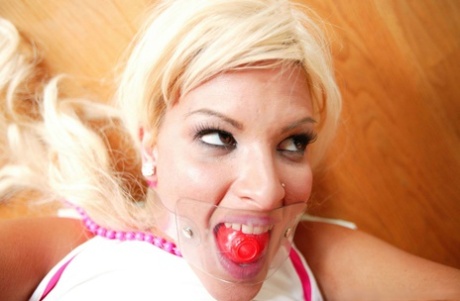 I capezzoli sensibili di Marilyn Scott subiscono una intensa punizione BDSM al seno mentre ingoia avidamente lo sperma fresco - 8