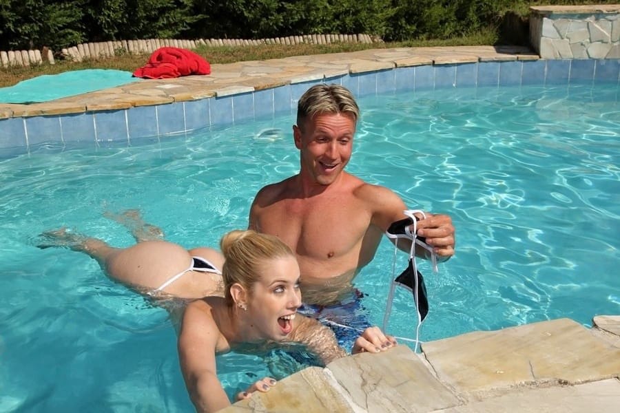 Coco De Mal, une belle Européenne, se fait baiser sur la terrasse de la piscine par son instructeur, sans préservatif - 4